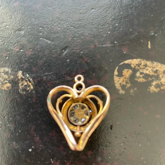 Elegant Antique Gold Heart Pendant with Gemstone - Picture 6 of 7